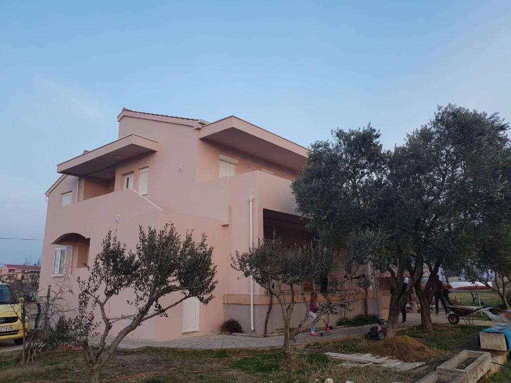 Το κτήριο όπου στεγάζεται  το διαμέρισμα