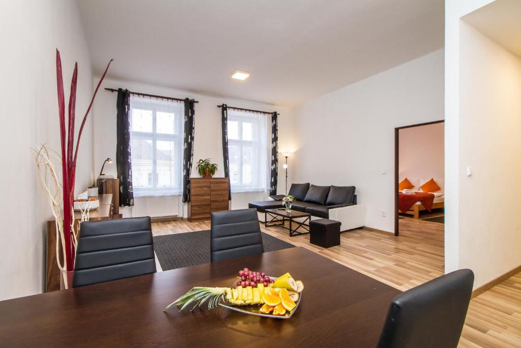 comedor y sala de estar con mesa y sillas en Silver Apartments, en Kutná Hora