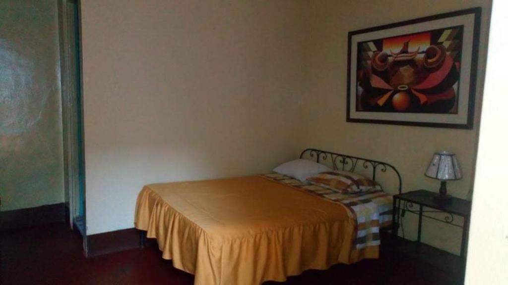 Postel nebo postele na pokoji v ubytování Hostal Virrey & Tours