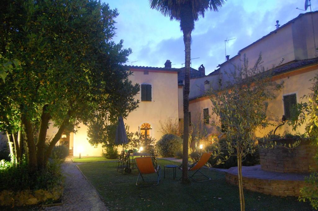 A garden outside Il Giardino Segreto