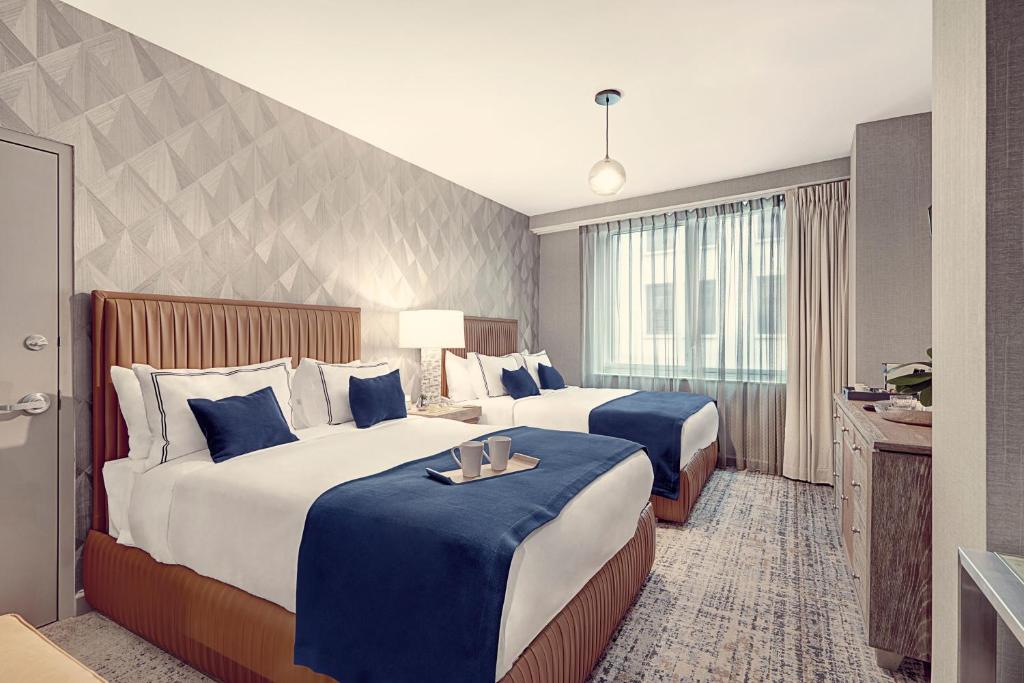 Artezen Hotel - 2つのクイーンベッドのあるデラックスルーム