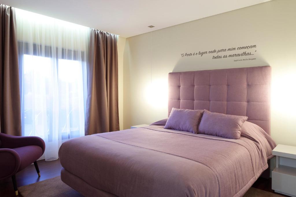 Un dormitorio con una cama grande y una ventana. en Porto Old Town – Tourism Apartments, en Oporto