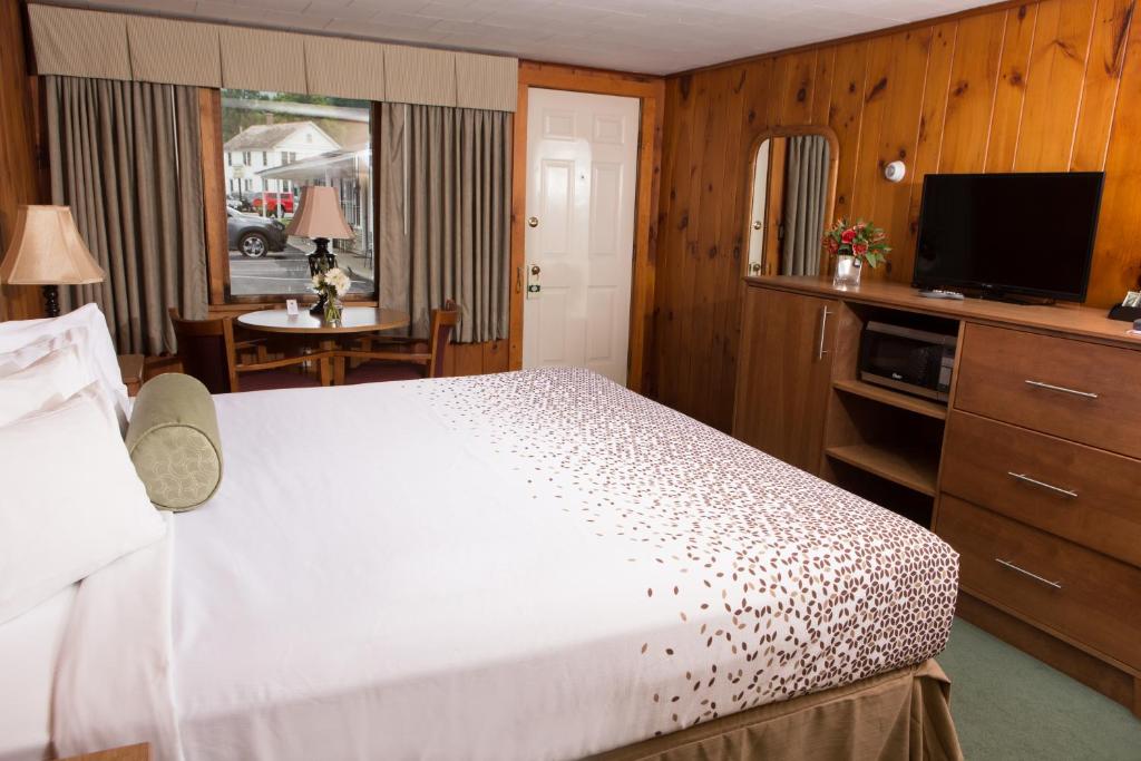 Knotty Pine Motel photo