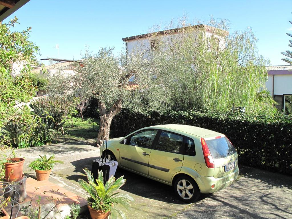 um pequeno carro verde estacionado numa garagem em Sicilian Home em Milazzo