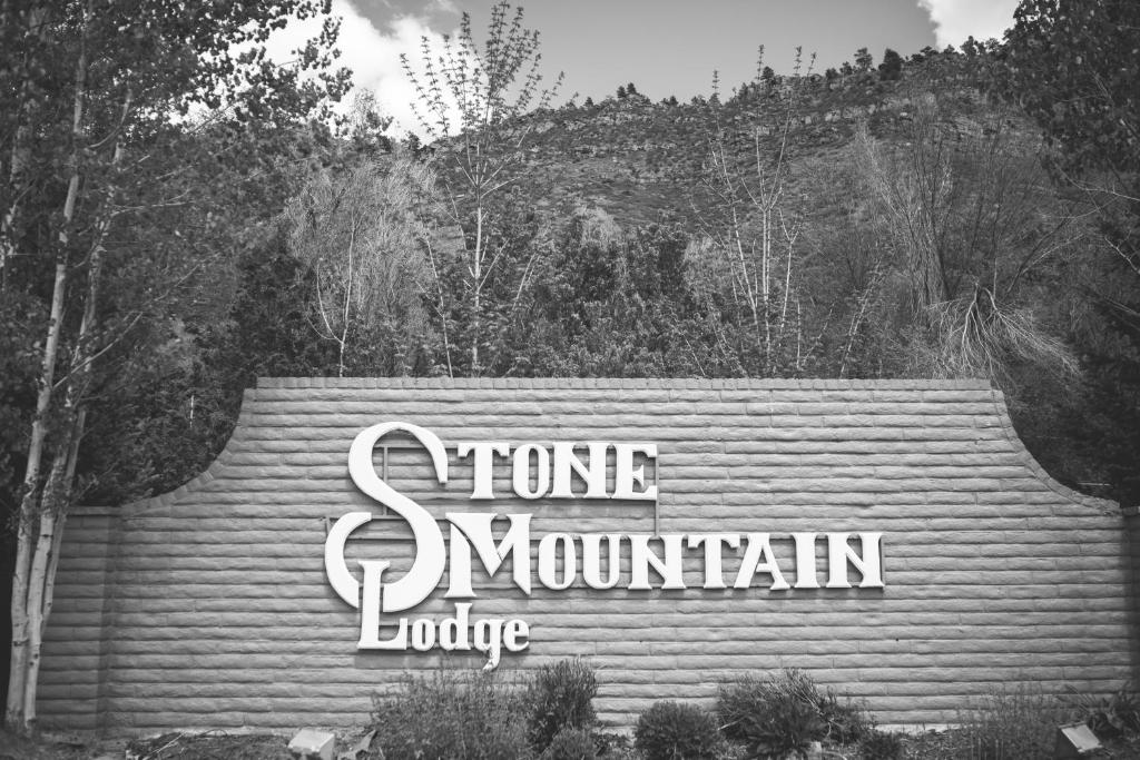 ein Schild für eine Berghütte in einem Gebäude in der Unterkunft Stone Mountain Lodge in Lyons