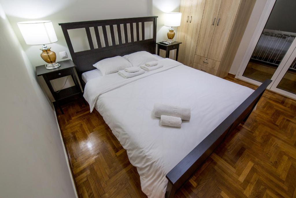 una camera da letto con un grande letto con due asciugamani di SWEET HOME vipgreece ad Atene