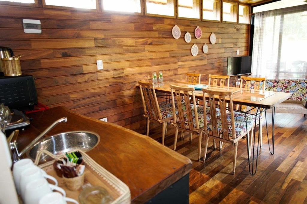Restaurace v ubytování Al Kamar Cabañas Lodge