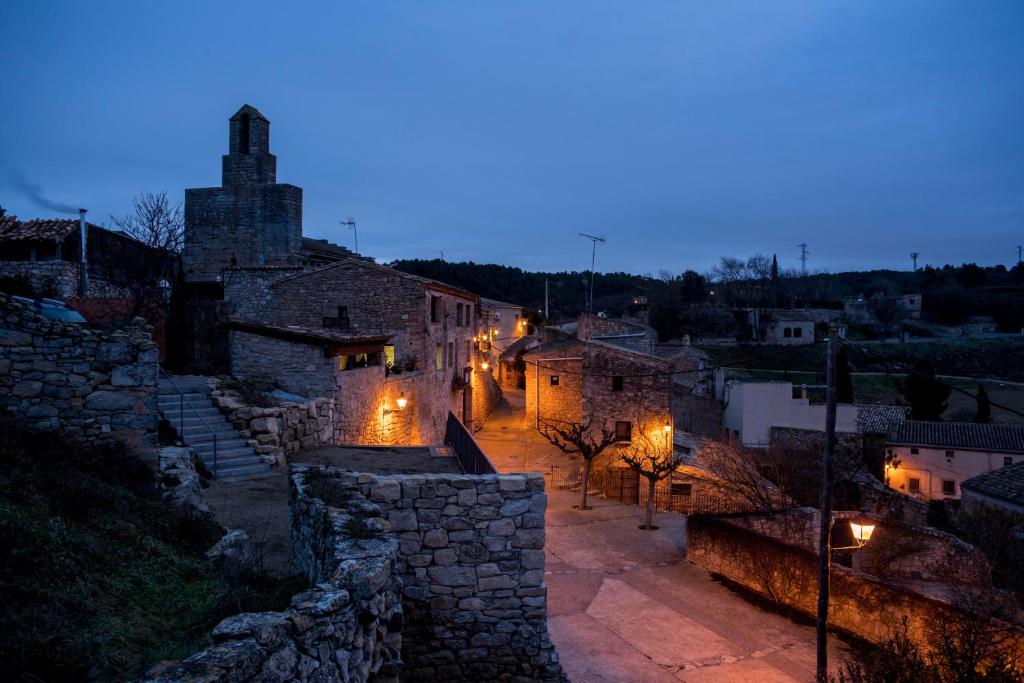 uitzicht op een dorp 's nachts met verlichting bij MARILLUNA aixoplucrural in Montblanquet