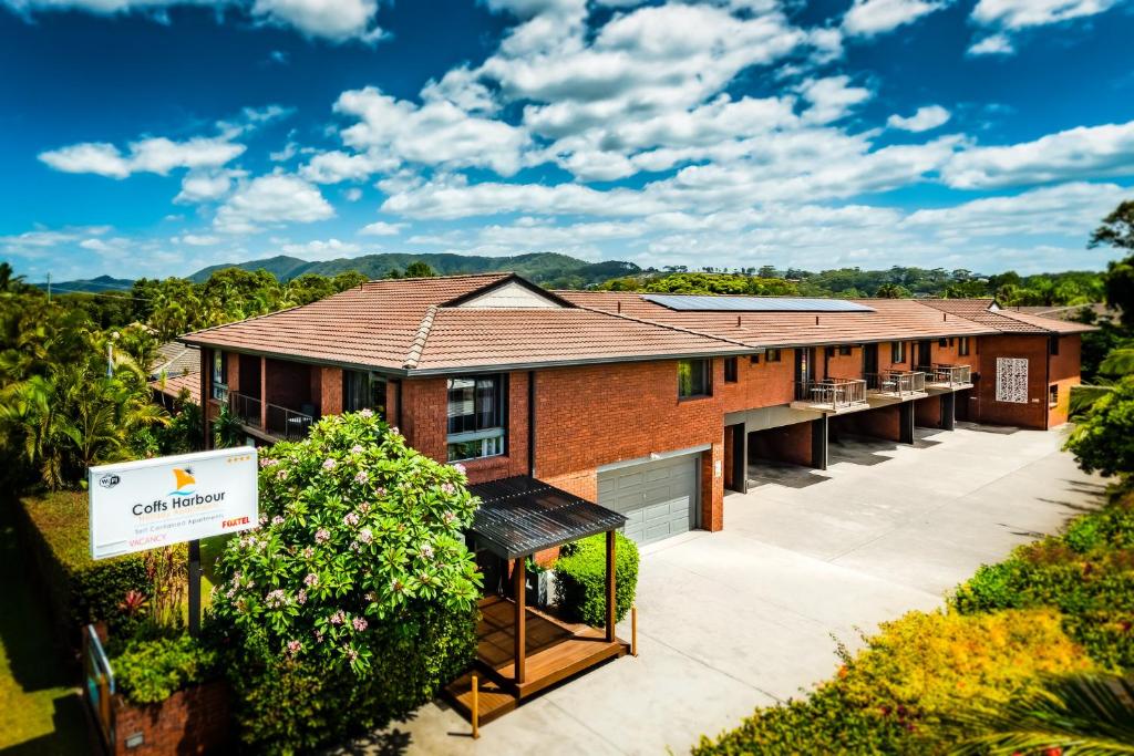 una vista aérea de una casa con un edificio en Coffs Harbour Holiday Apartments, en Coffs Harbour