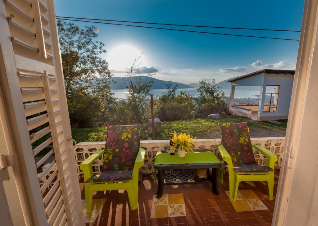 een uitzicht vanaf de veranda van een huis met een tafel en stoelen bij Holiday Home Nives in Tivat