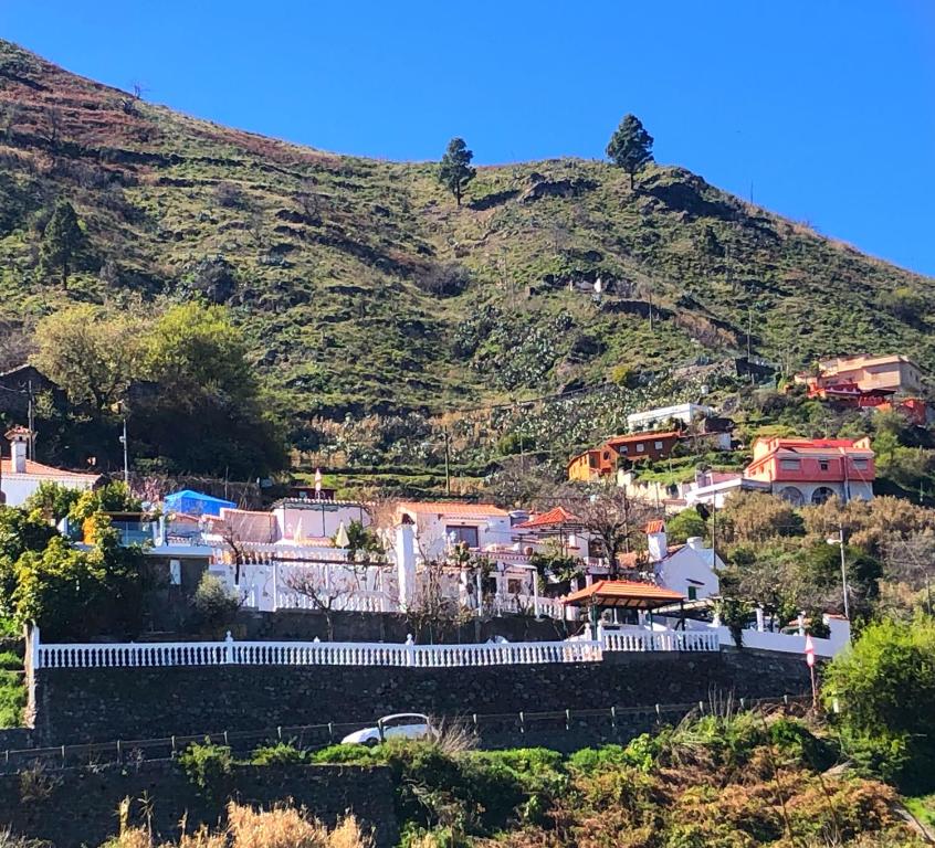een dorp aan de kant van een heuvel bij Main House “El Estanco 14” in Vega de San Mateo