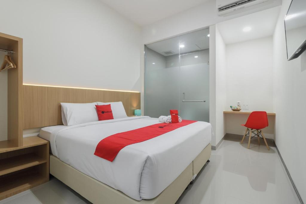 Ένα ή περισσότερα κρεβάτια σε δωμάτιο στο RedDoorz near Mall SKA Pekanbaru