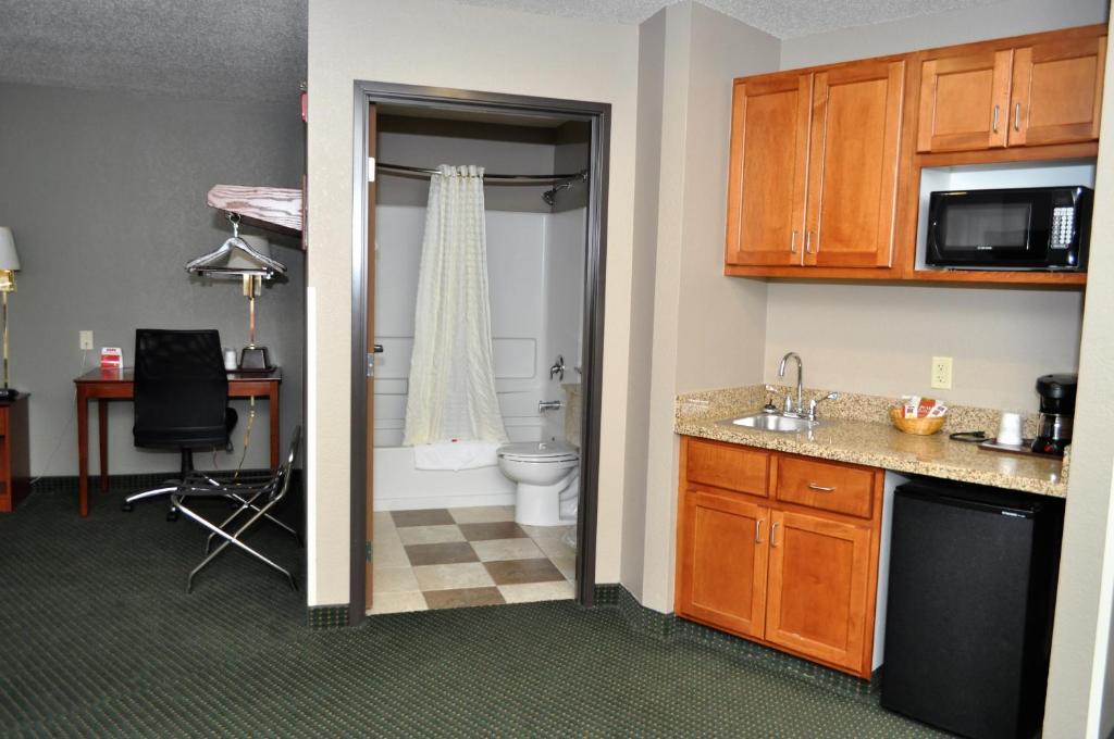 Super 8 by Wyndham Clearfield - Suite Estudio Con Cama Extragrande - No Fumadores