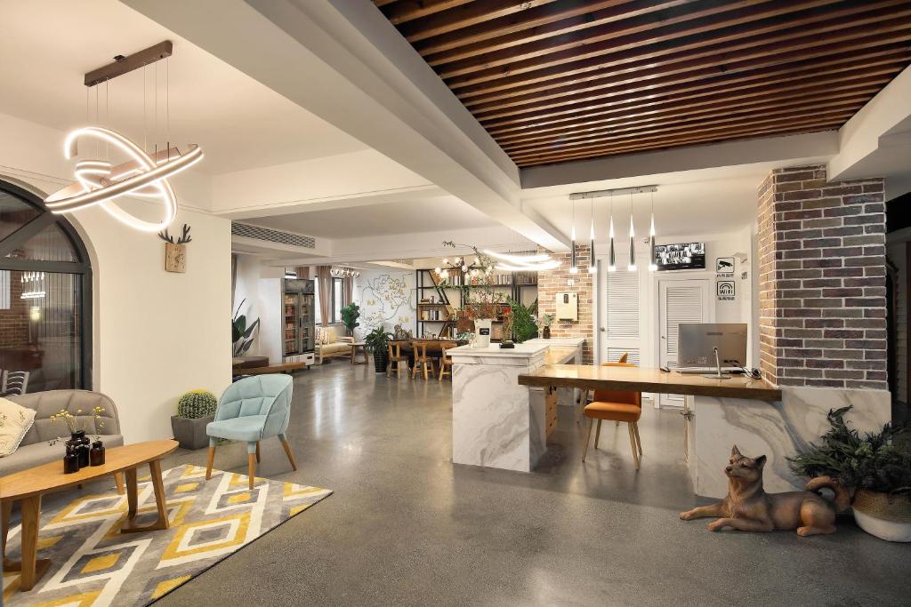 eine Küche und ein Wohnzimmer mit einem Hund auf dem Boden in der Unterkunft Oh! Hotel - Nordic Style Hotel in Zhangjiajie