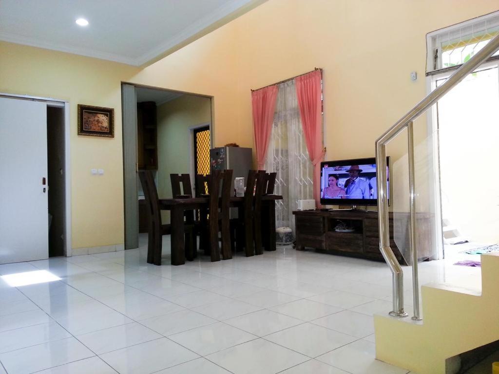 TV a/nebo společenská místnost v ubytování Cendana Mulia Hostel Bogor