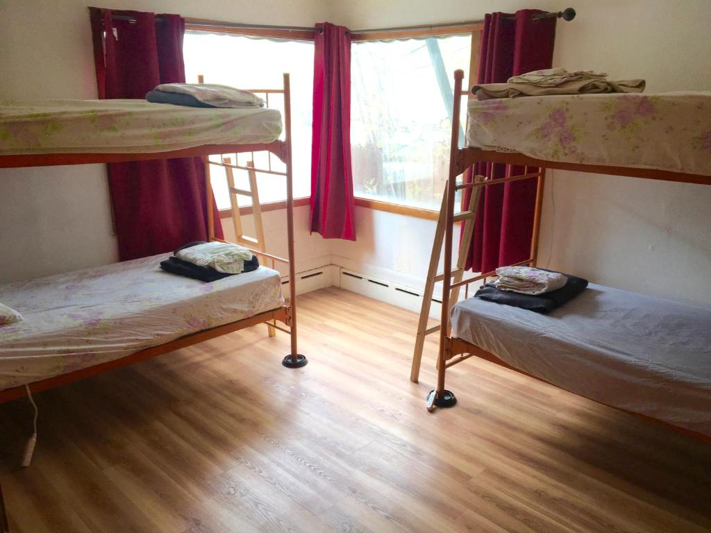 Postel nebo postele na pokoji v ubytování Base Camp Anchorage Hostel