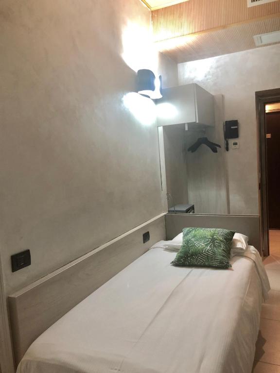 Postel nebo postele na pokoji v ubytování Hotel Bolzano