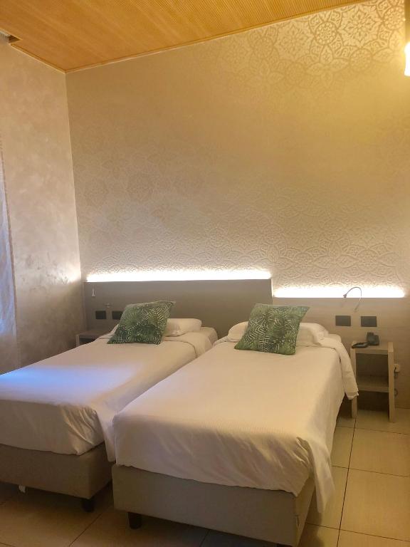 Postel nebo postele na pokoji v ubytování Hotel Bolzano