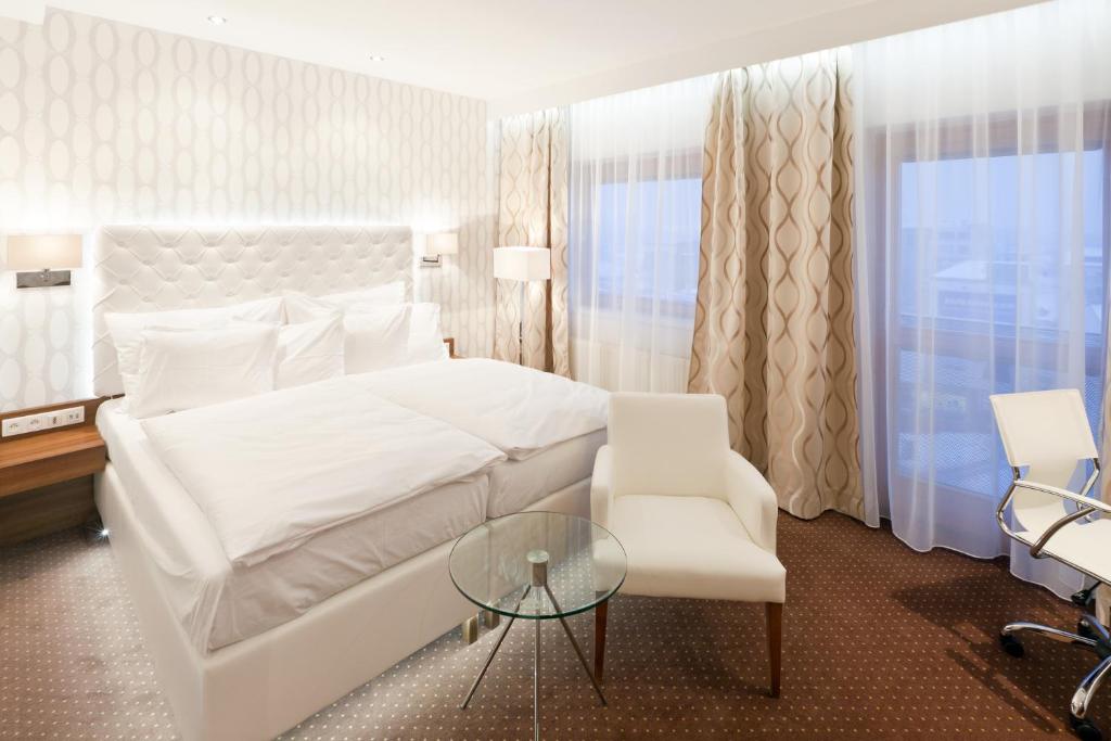 Uma cama ou camas num quarto em Pytloun City Boutique Self Check-in Hotel