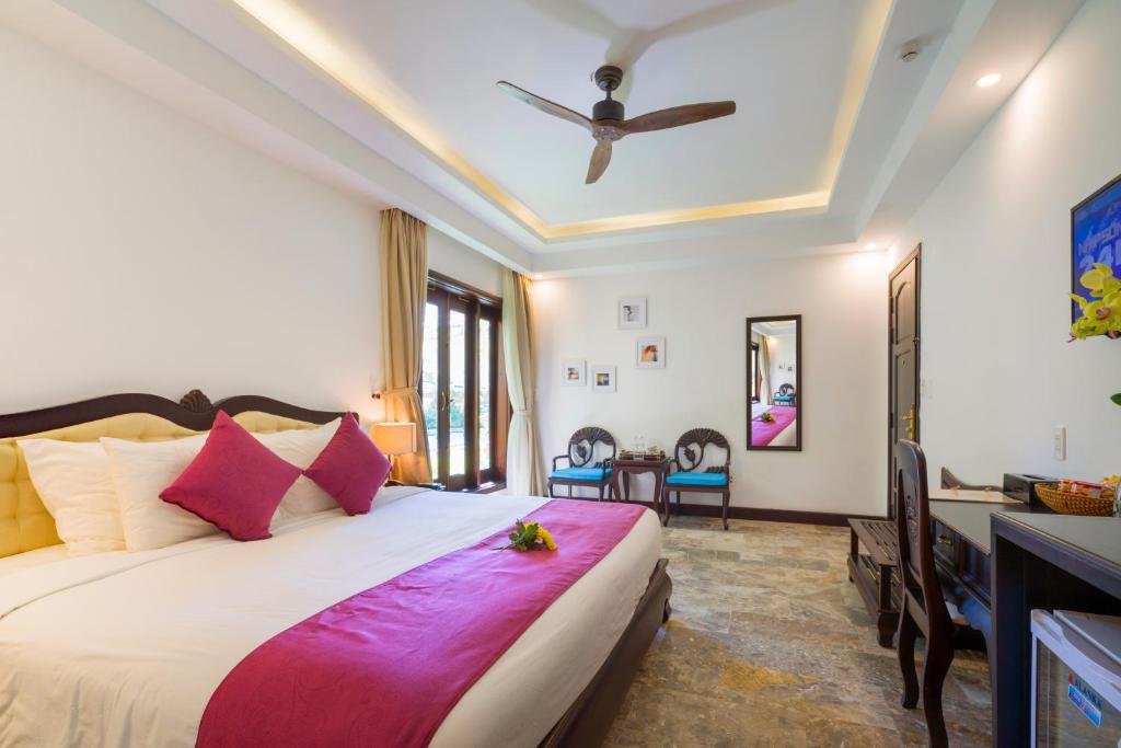 Postel nebo postele na pokoji v ubytování Hoian Central Hotel