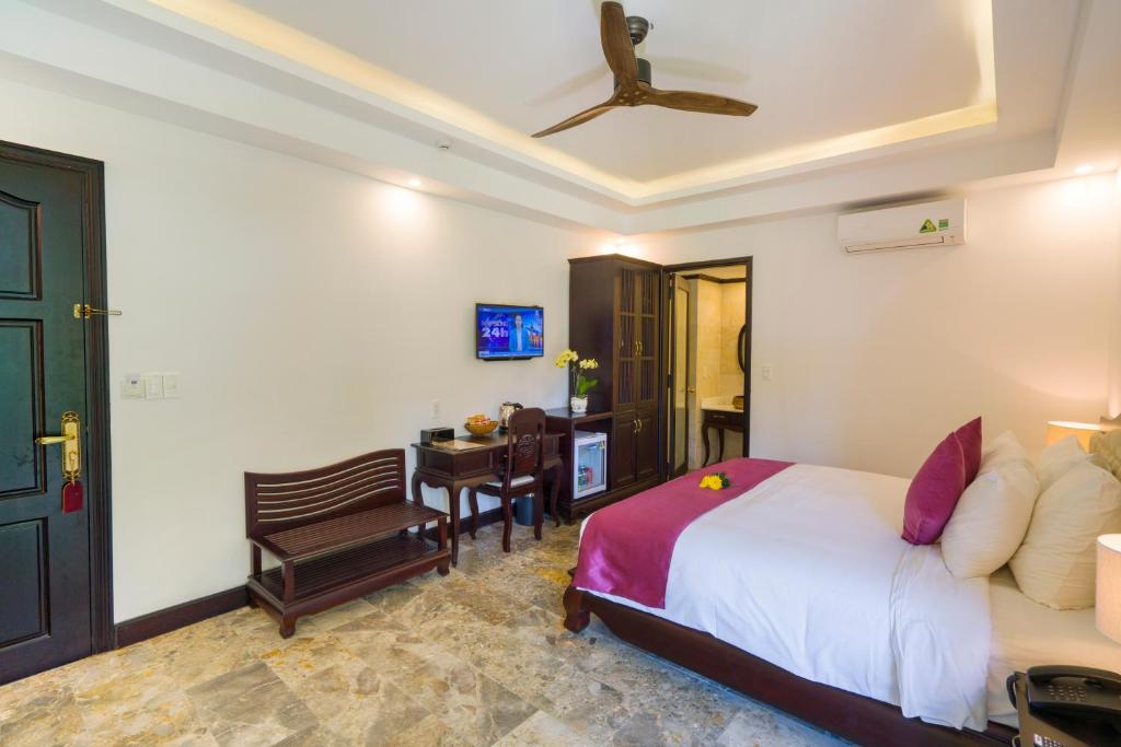 Postel nebo postele na pokoji v ubytování Hoian Central Hotel