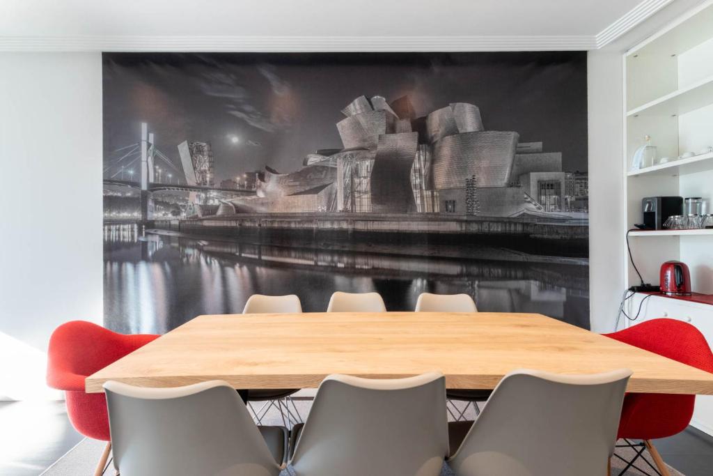 a meeting room with a table and chairs at BIG LUX BEACHCITY FREE PARKiNG in Bilbao