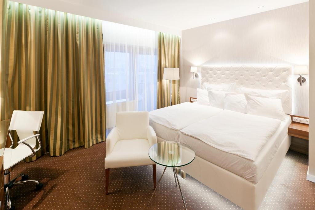 Uma cama ou camas num quarto em Pytloun City Boutique Self Check-in Hotel