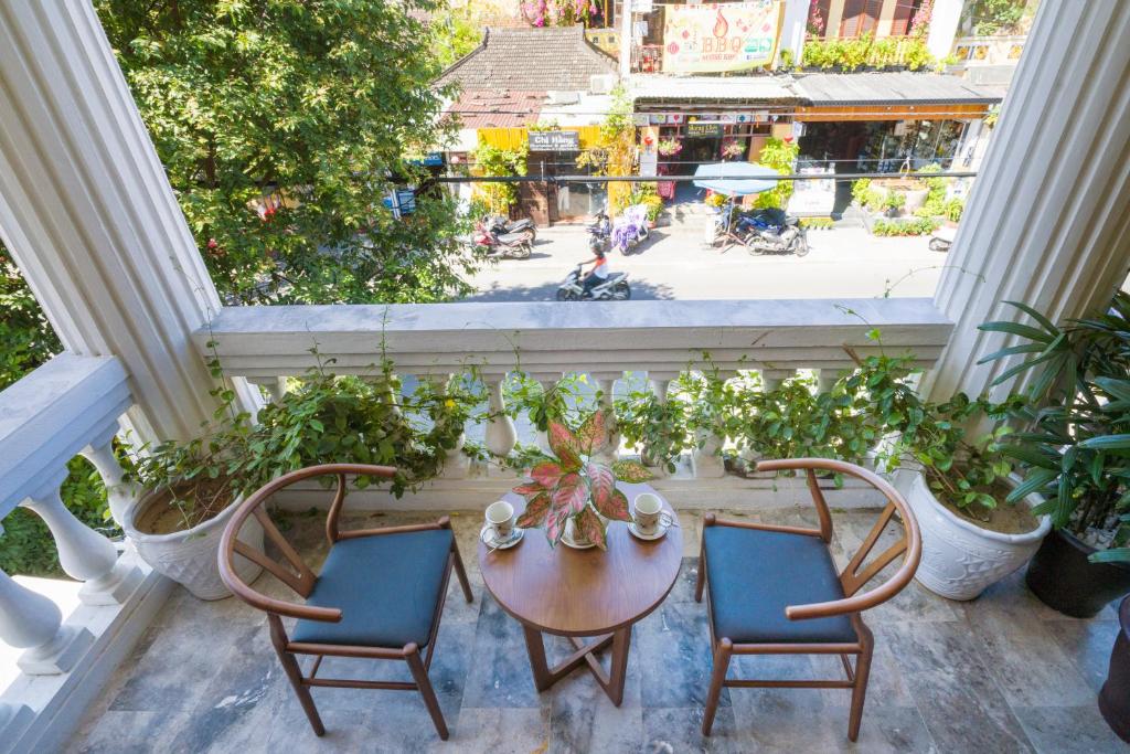 Balkón nebo terasa v ubytování Hoian Central Hotel