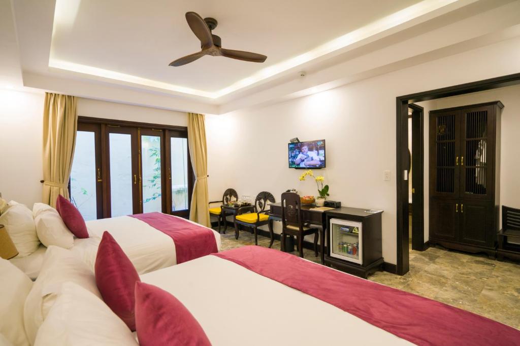 Postel nebo postele na pokoji v ubytování Hoian Central Hotel