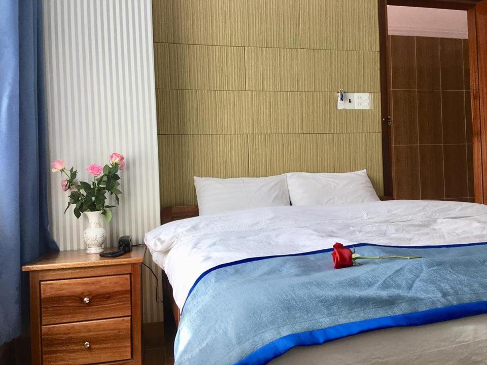 ein Bett mit einem roten Spielzeug drauf in der Unterkunft Hotel Lê My in Cần Thơ