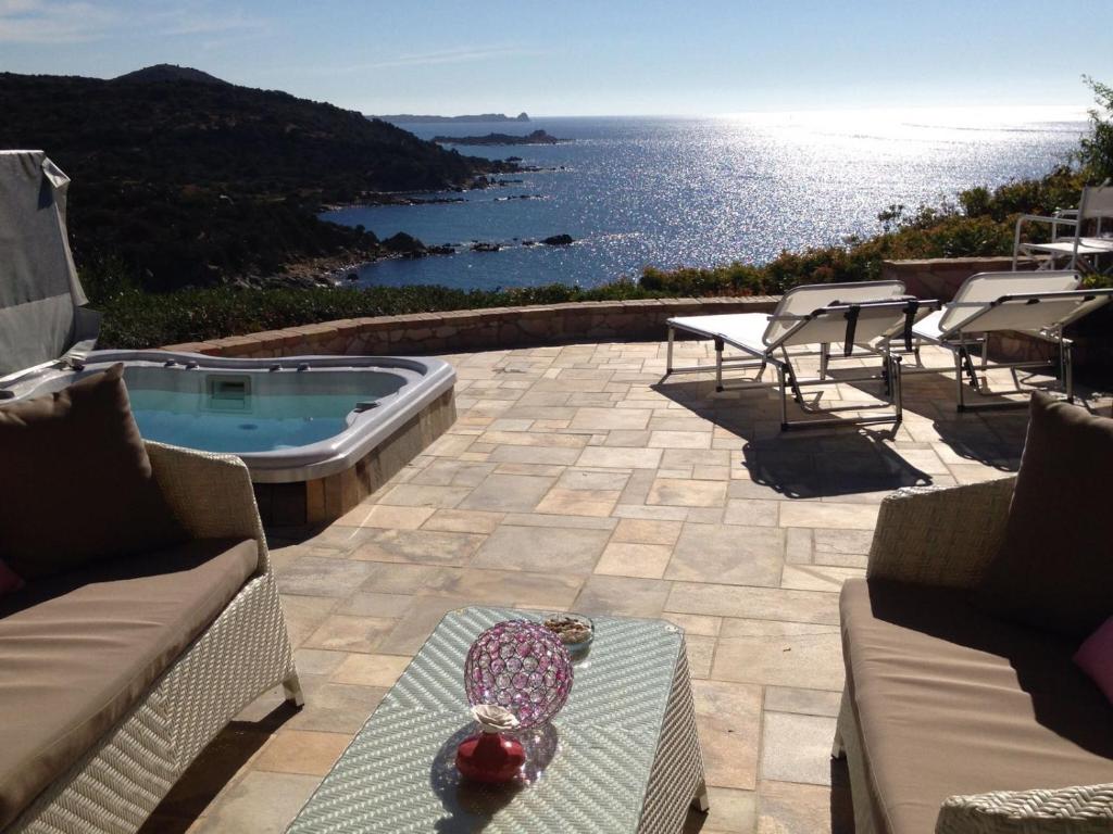 Piscina di La terrazza sul mare Porto Luna 2 o nelle vicinanze