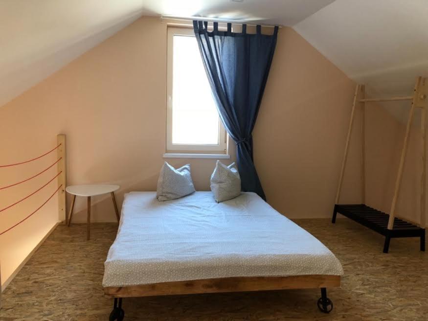 Postel nebo postele na pokoji v ubytování Chalupa U dedka