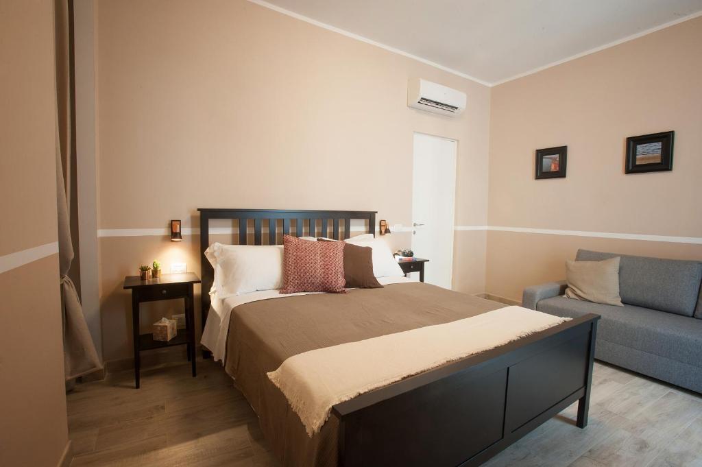 - une chambre avec un lit et un canapé bleu dans l'établissement 6th Land - Rent Rooms Affittacamere, à La Spezia