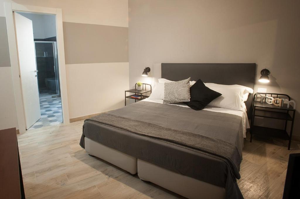 6th Land - Rent Rooms Affittacamere - Deluxe Double Or Twin Room With Balcony