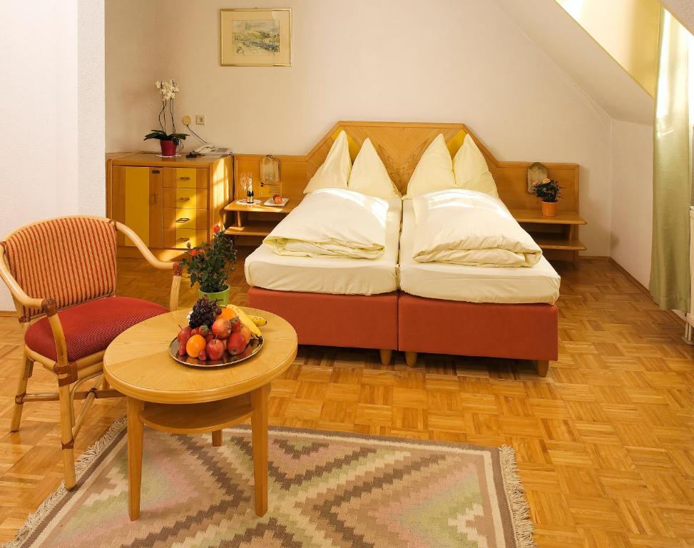 Posteľ alebo postele v izbe v ubytovaní Hotel-Restaurant-Café Krainer