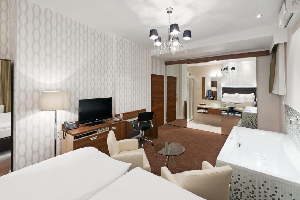 um quarto com uma cama e uma sala de estar em Pytloun City Boutique Self Check-in Hotel em Liberec