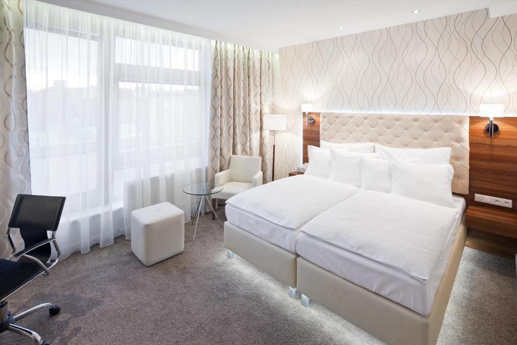 Uma cama ou camas num quarto em Pytloun City Boutique Self Check-in Hotel