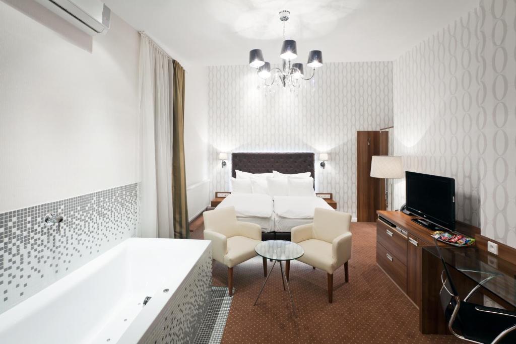 
Royal Club Double Deluxe Room with Spa Bath
