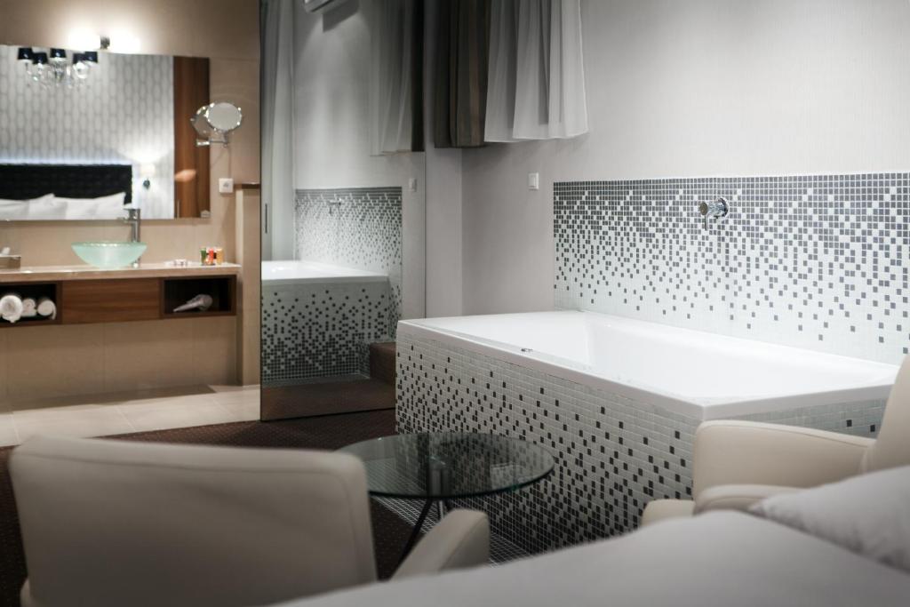 Uma cama ou camas num quarto em Pytloun City Boutique Self Check-in Hotel