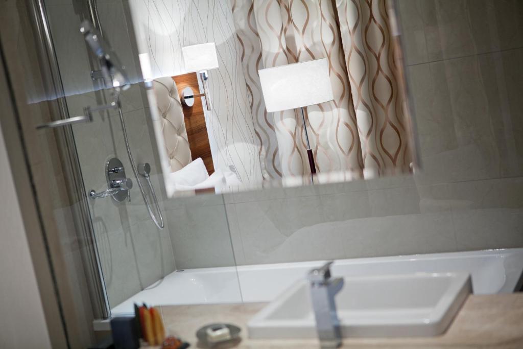 Uma casa de banho em Pytloun City Boutique Self Check-in Hotel