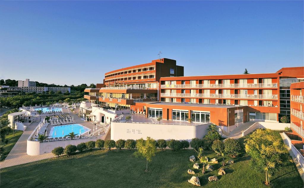 an aerial view of a hotel with a swimming pool at Hotel Albatros Plava Laguna in Poreč