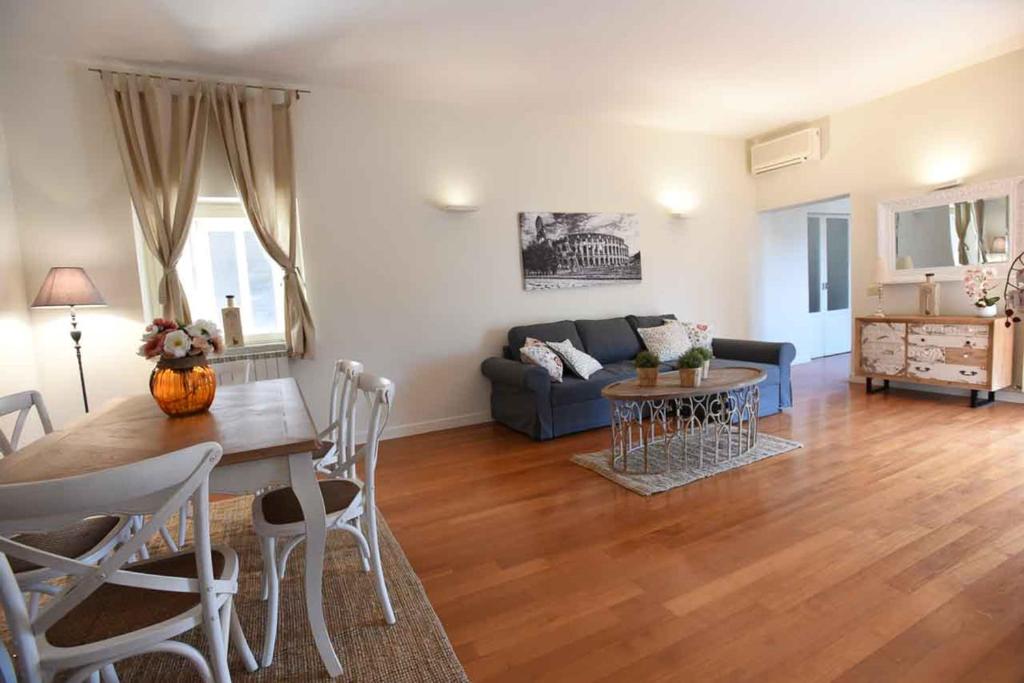 salon z niebieską kanapą i stołem w obiekcie Romantic Flat near Metro Flaminio w Rzymie