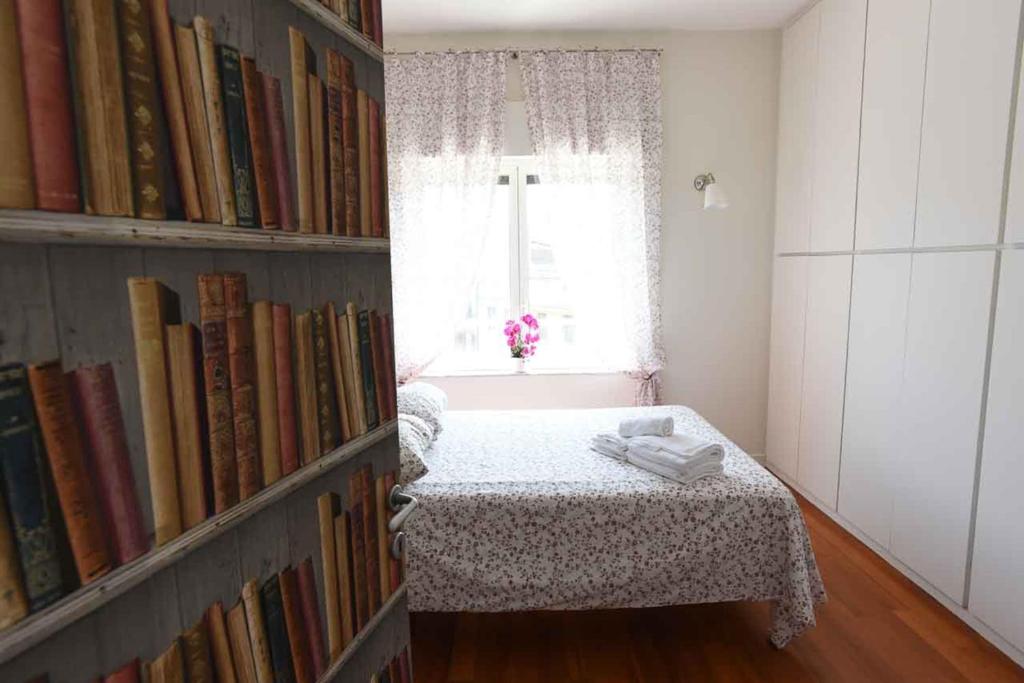 Łóżko lub łóżka w pokoju w obiekcie Romantic Flat near Metro Flaminio