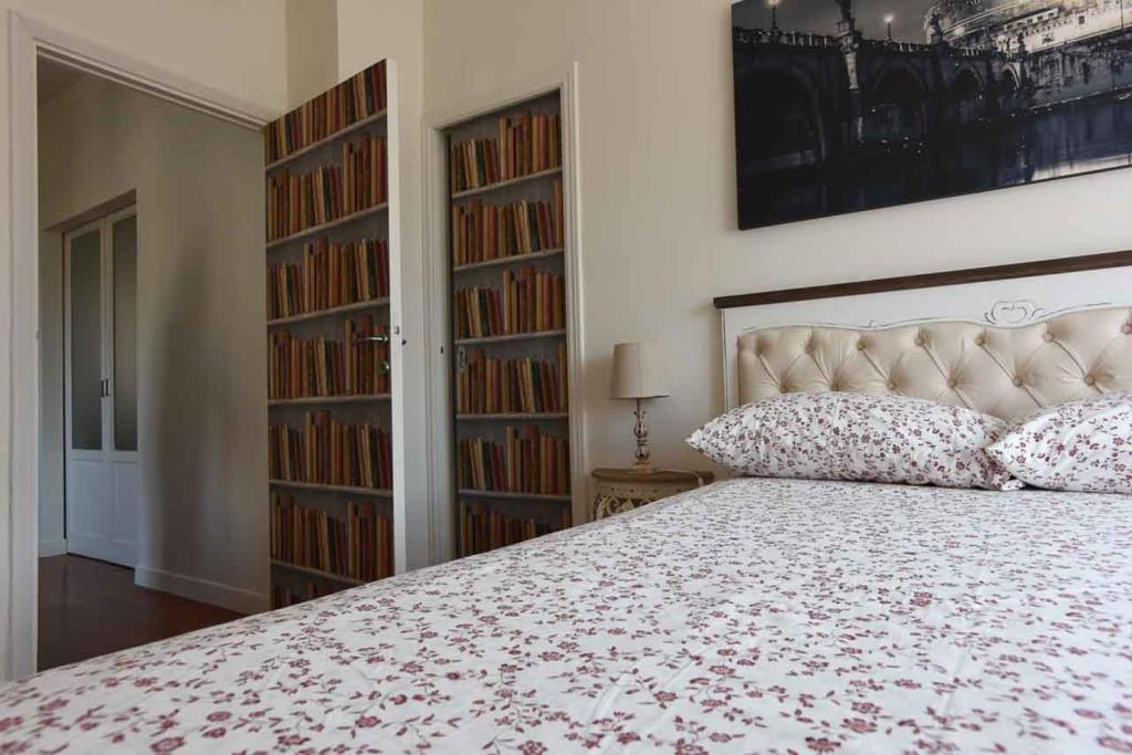 Łóżko lub łóżka w pokoju w obiekcie Romantic Flat near Metro Flaminio