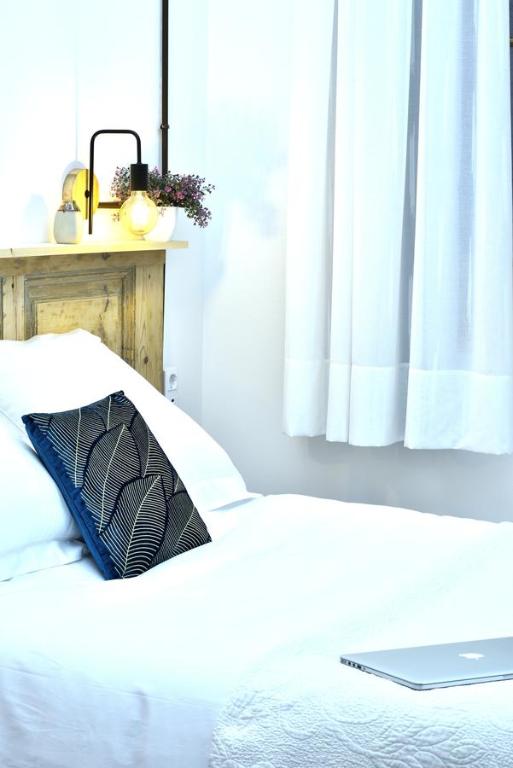 Posteľ alebo postele v izbe v ubytovaní Hostal Girona
