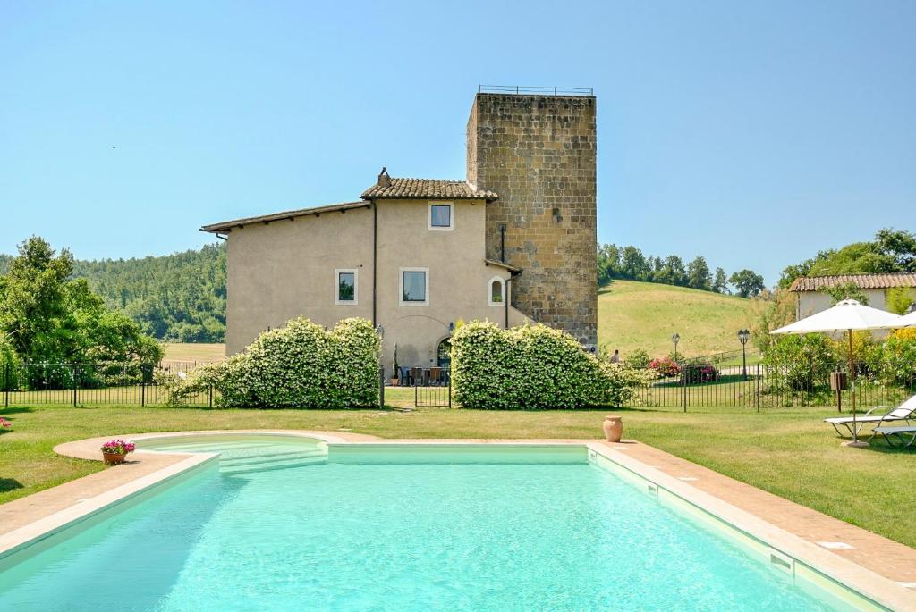 a large swimming pool in front of a house at Tenuta la Torraccia agriturismo in Orte