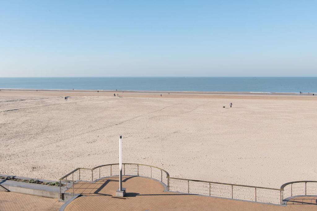 een uitzicht op een strand met mensen erop bij Ter Duinen in Oostende