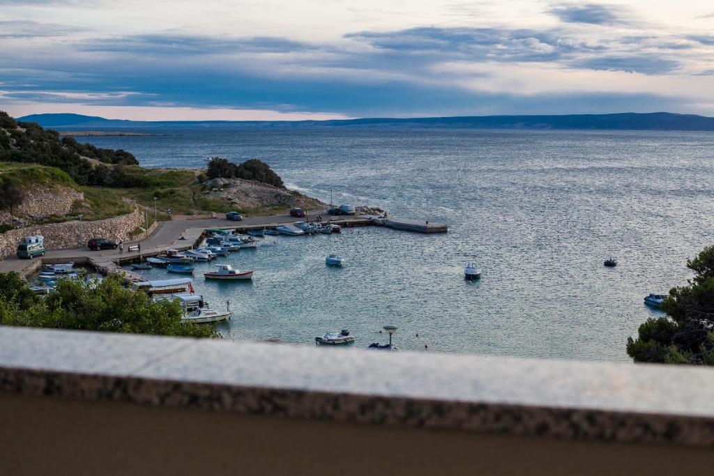 vistas a un puerto con barcos en el agua en Eola Apartments en Stara Baška