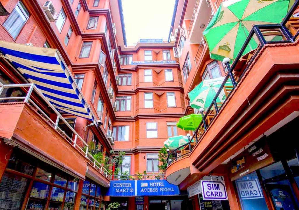 budynek z parasolami po stronie ulicy w obiekcie Hotel Access Nepal w Katmandu