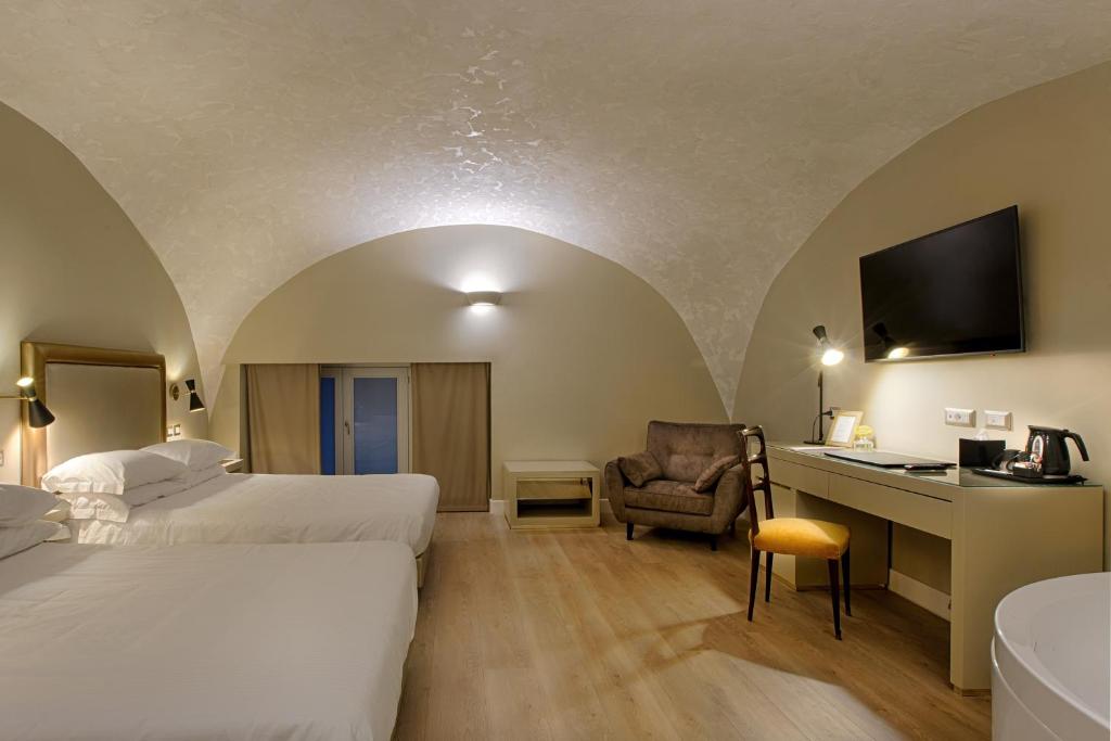 Łóżko lub łóżka w pokoju w obiekcie Caruso Place Boutique & Wellness Suites